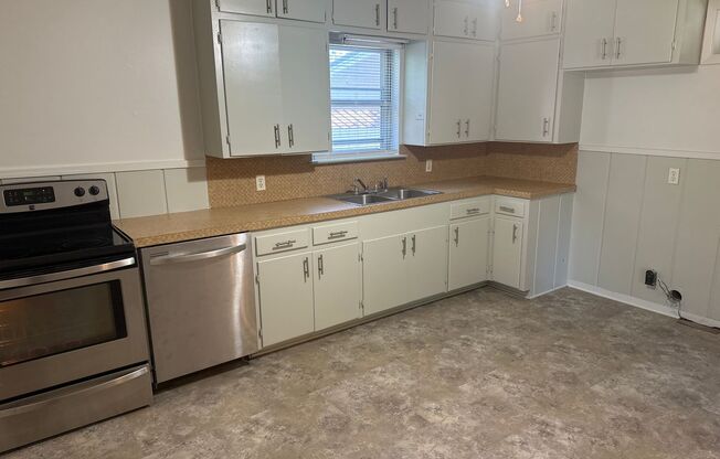 3 Bedroom Home with Large Backyard near Andy Woods