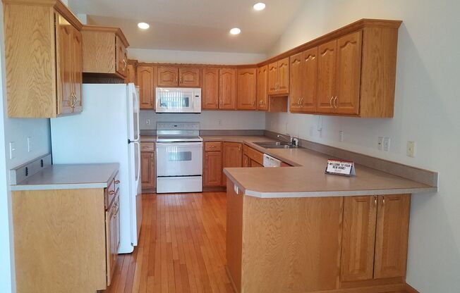 3 Bedroom - 2 Bathroom Twinhome for Rent - Fenced Yard!