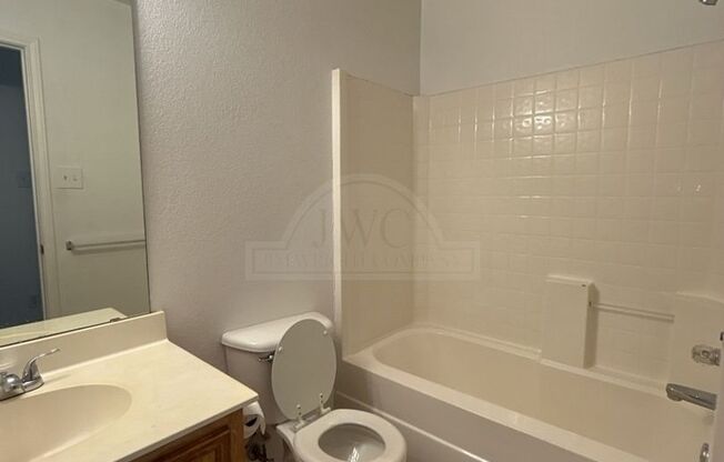 3 beds, 2 baths, $1,225, Unit 4411 July Unit B