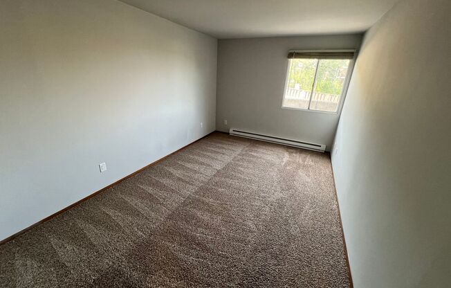 2 beds, 1 bath, 950 sqft, $1,365