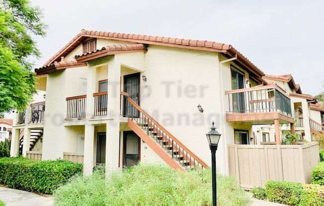 Beautiful 2 Bd/1 Ba, 806 sf upper unit condo located in very desirable La Jolla Colony community