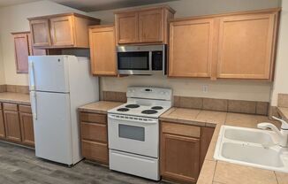 One Week Free! 2 Bedroom + Bonus Room Townhouse in Beaverton