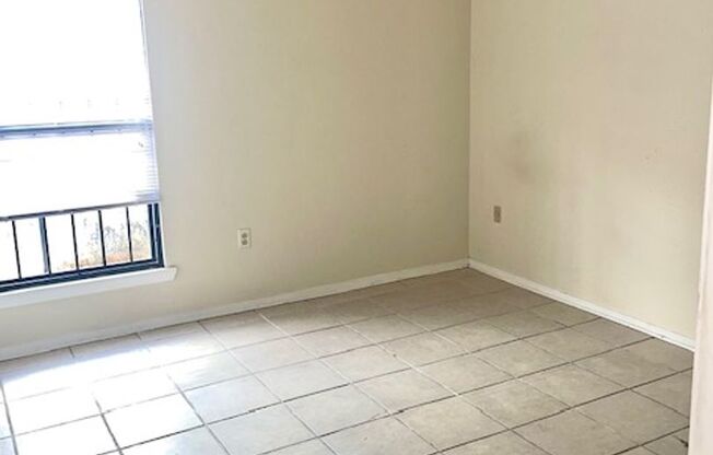 2 beds, 1 bath, $715, Unit 43