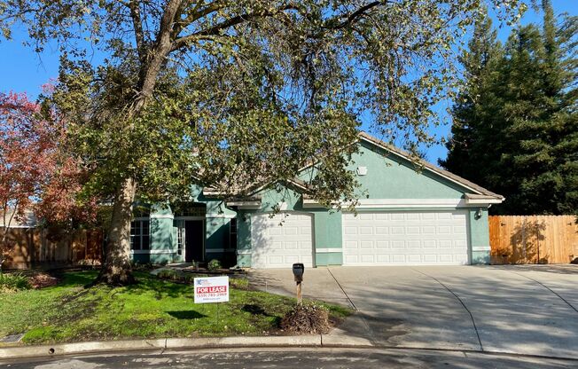 $2,595 W. Bluff Ave, Fresno 3/2, Sparkling Swimming Pool! Cul-De-Sac, Alluvial & Milburn