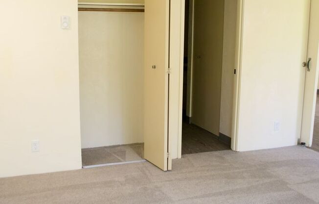 2 beds, 1 bath, 840 sqft, $1,597, Unit 1915