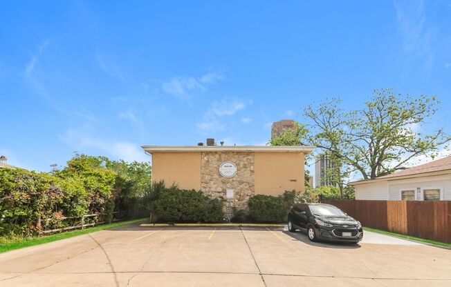 1400 N AUSTIN ST
