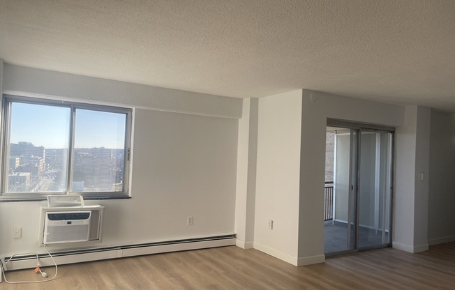 2 beds, 1 bath, 940 sqft, $2,350, Unit 13M