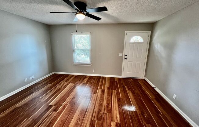 Cozy 2 Bedroom, 1.5 Bath Townhouse in Hermitage!