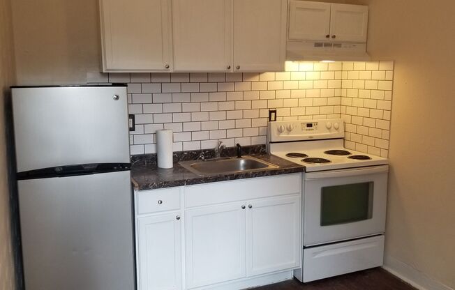 2 beds, 1 bath, 550 sqft, $825, Unit 2