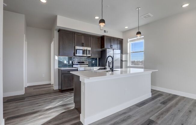 Modern 2B/2B Apartment – Steps from Light Rail & Sloan’s Lake!