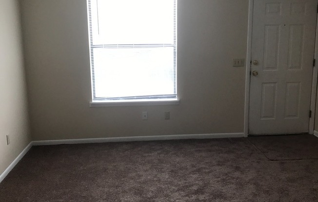 Efficiency Apartment in PCB! Basic Cable TV, Water/Sewage & Lawncare Included!!