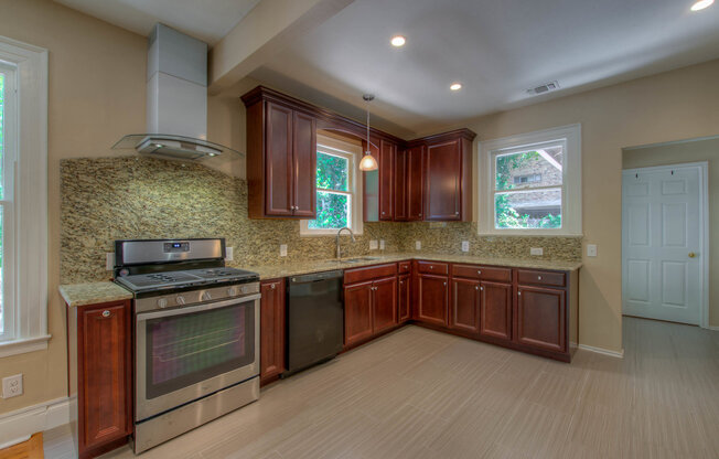 UT PRE-LEASE: 3 BR / 2 BA Completely Remodel - North Campus - Big Backyard