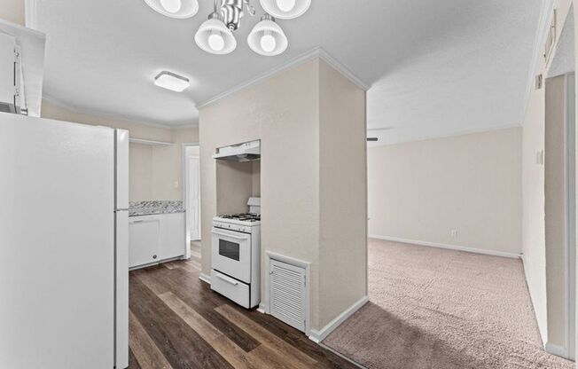 2 beds, 1 bath, 990 sqft, $1,225, Unit #16