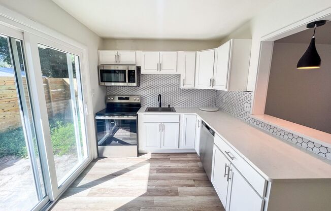 414 SE 8th St Unit D - Fully Renovated 1/1 in 8 plex