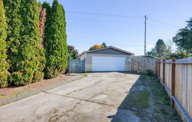 Lovely, Bright, freshly painted one level 3 Bed/2 Bath home in Molalla