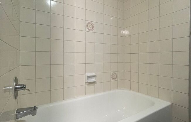 1 bed, 1 bath, 600 sqft, $1,100, Unit Azul Apartments- #257