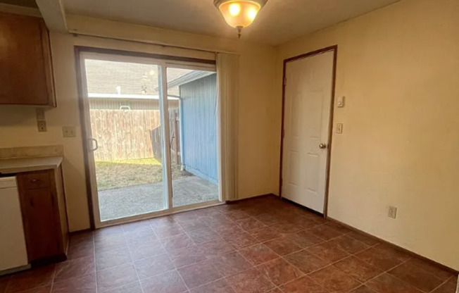 Spacious 3 Bedroom Home with Fenced Yard & Oversized Garage in Eugene
