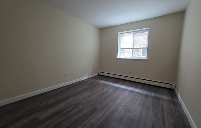 2 beds, 1 bath, $1,425, Unit 112