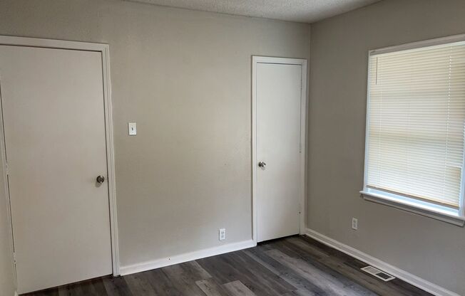 2 beds, 1 bath, $1,100