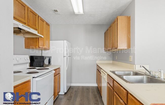 5876 STRATHMOOR MNR CIR