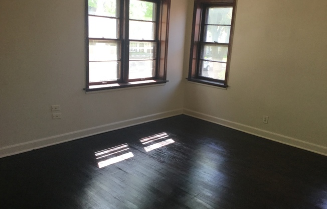 2 beds, 1 bath, $850, Unit upper