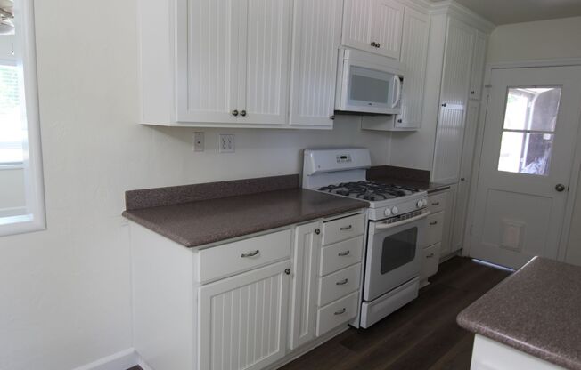 2 beds, 1 bath, $2,500