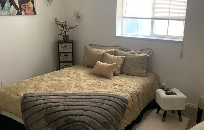 2 beds, 1 bath, $1,320