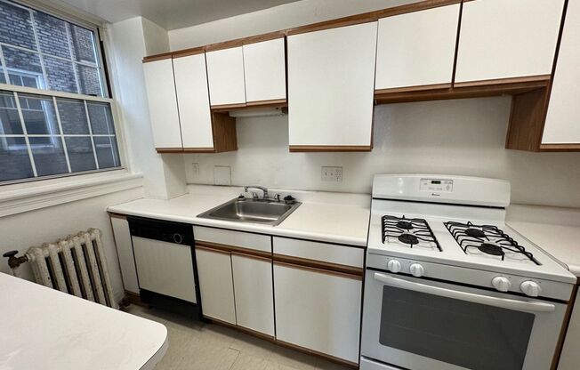 1 bed, 1 bath, 962 sqft, $1,560, Unit New King Edward  208