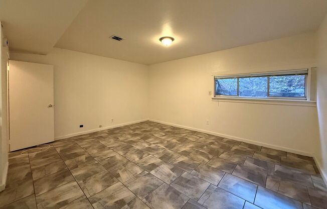 Studio, 1 bath, 400 sqft, $1,200, Unit A