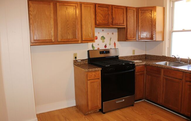 2 beds, 1 bath, $1,195, Unit 2nd Fl