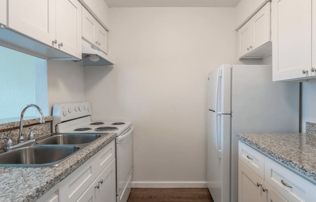 Sink With Faucet at Castlewood Apartments, Texas, 77531