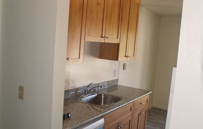 2 beds, 1 bath, $2,400, Unit 20