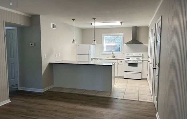 2 beds, 1 bath, 800 sqft, $1,375