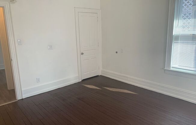 2 beds, 1 bath, $995, Unit Apt 2