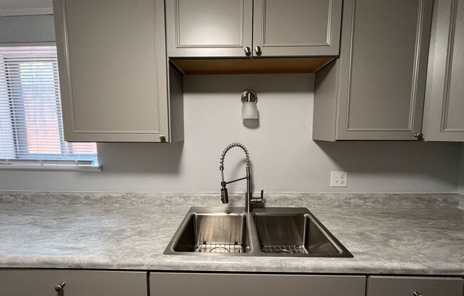 3 beds, 1 bath, 900 sqft, $999, Unit 413