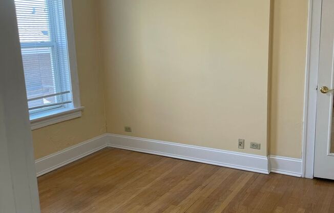 2 beds, 1 bath, 775 sqft, $1,575, Unit 400