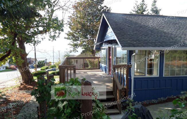 SPECTACULAR VIEWS! Unique & Adorable House w/Huge Deck - Walking Distance to Redondo Beach!!