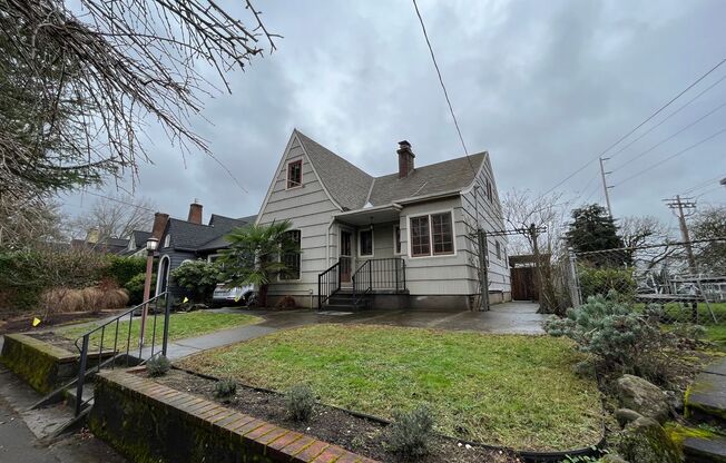 Charming 3 Bed + 1.5 Bath Home in NE Portland! Near Adidas, Hardwood Floors and Fireplace!!