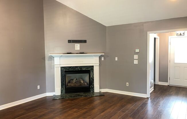 Beautiful 3 bedroom 2 bathroom house in great neighborhood available now!