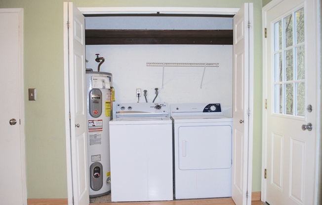 Bright Two-Bedroom End-Unit Townhouse in Shoreline