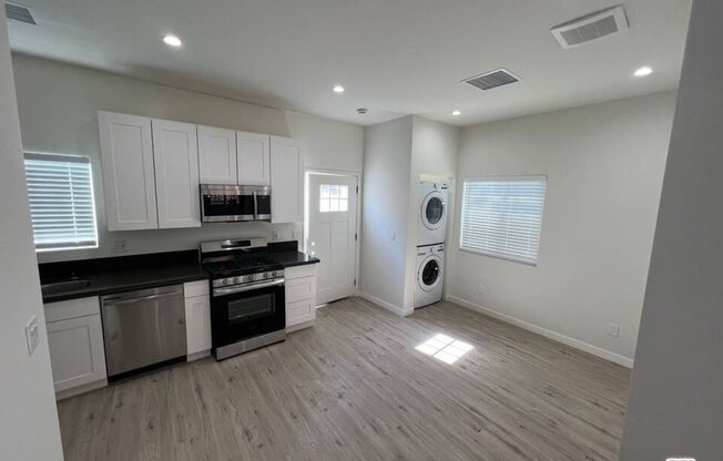 2 beds, 1 bath, 650 sqft, $2,600