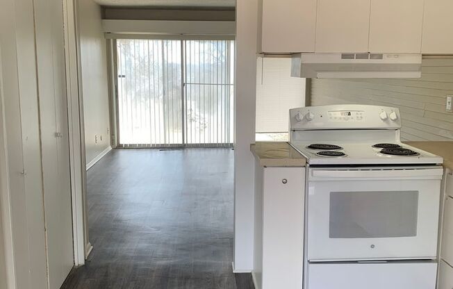 2 beds, 1 bath, 764 sqft, $875, Unit 15B