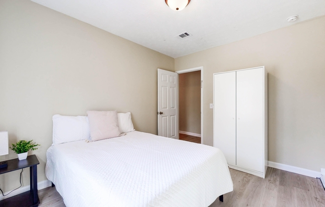 1867 PETITE LN