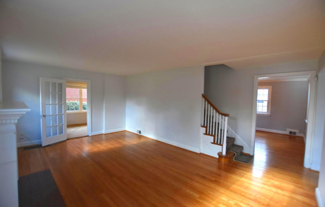 Classic Colonial in Kensington!