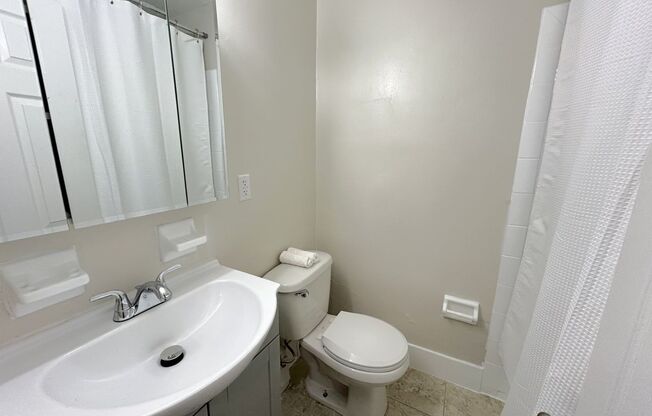 2 beds, 1 bath, 925 sqft, $1,469, Unit B04