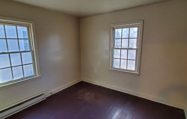 2 Bedroom 1 Bathroom Duplex!