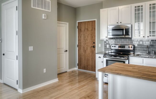 1 bed, 1 bath, 753 sqft, $1,100, Unit #404