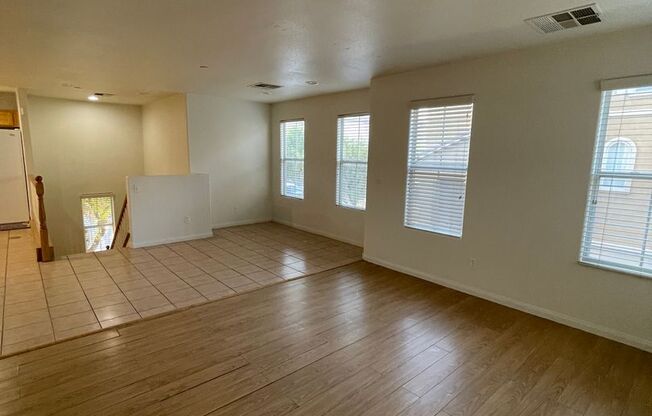 *2 WEEKS FREE RENT FOR QUALIFIED APPLICANTS W/ IMMEDIATE MOVE IN*N.W. CLOSE TO BELTWAY-THREE STORY 3 BDRM 3 BATHROOM- ATTACHED 2 CAR GARAGE!