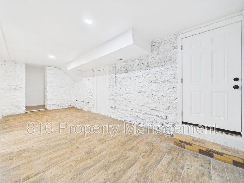 1106 E 40 ST