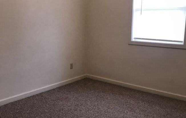 3 beds, 1 bath, $800